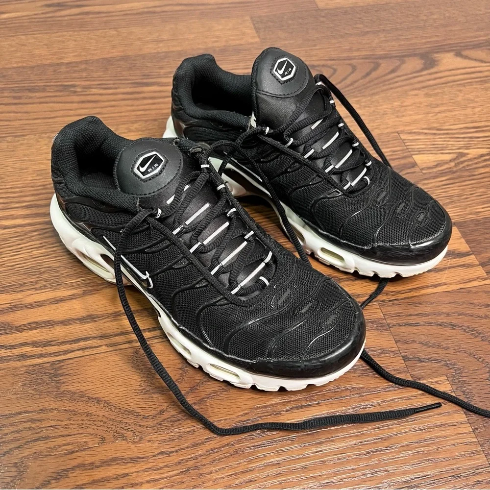 Nike Air Max Plus sneakers in the black and white colorway size Women’s 7.5